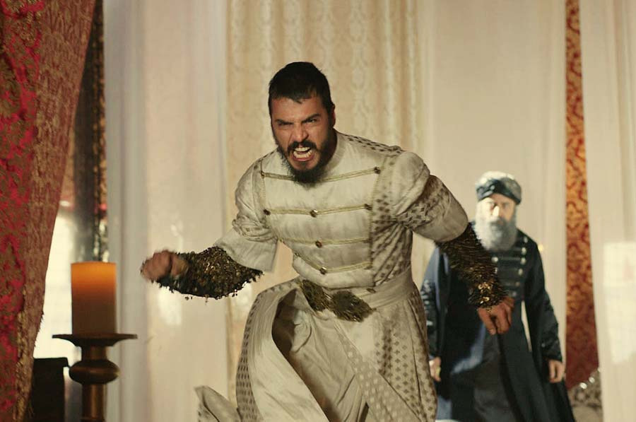 sehzade-mustafanin-olum-sahnesi-herkesi-etkiledi-turbeye-akin-149226